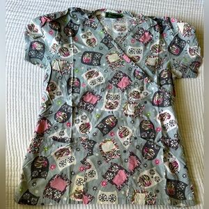 Small women’s scrub top - owl pink camouflage
